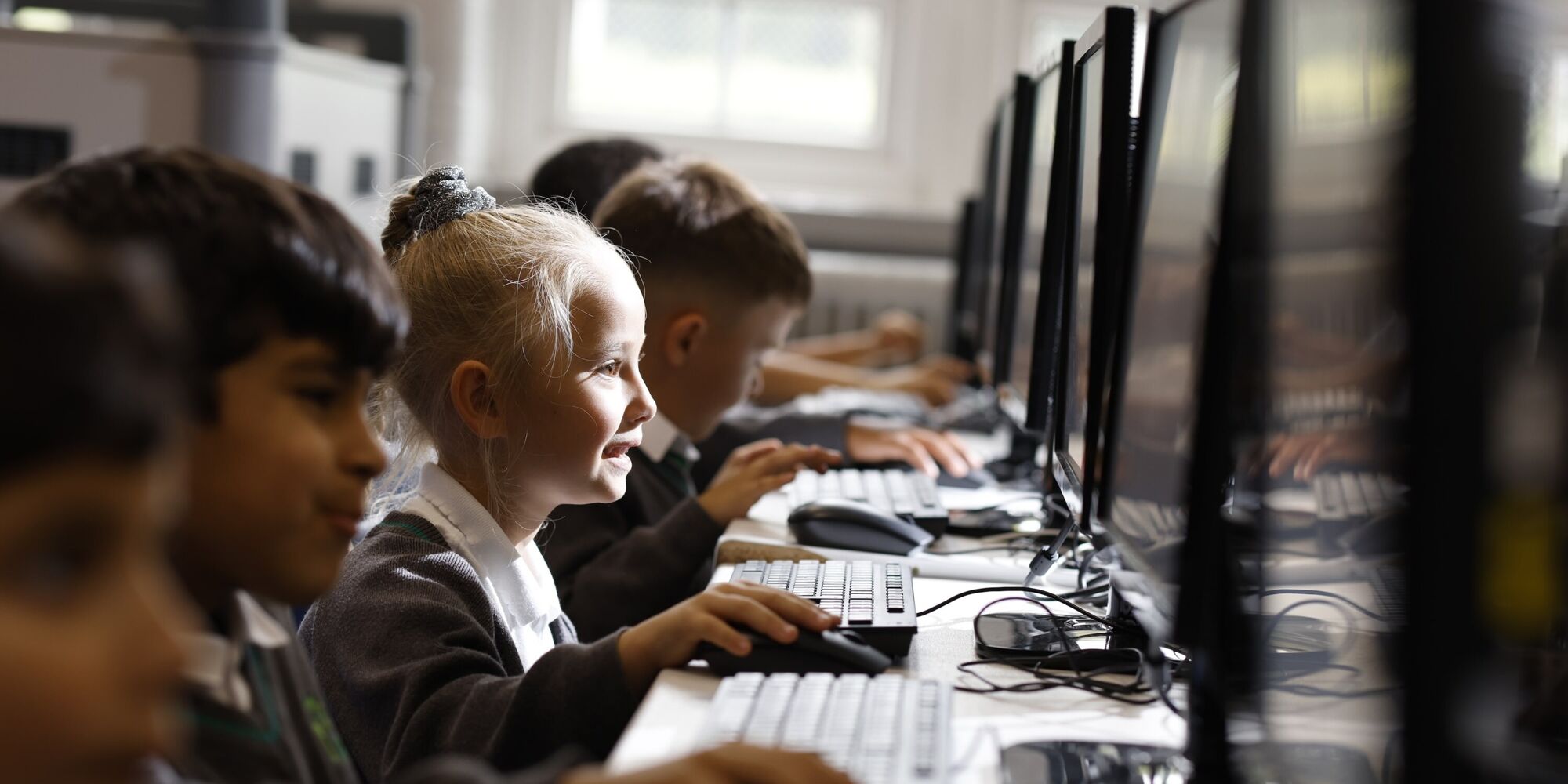 Kingsbury green primary school - Students on computers